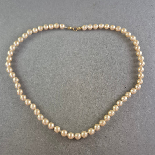 Klassische Damen Kette mit cremefarbenen Perlen – Zeitlose Eleganz