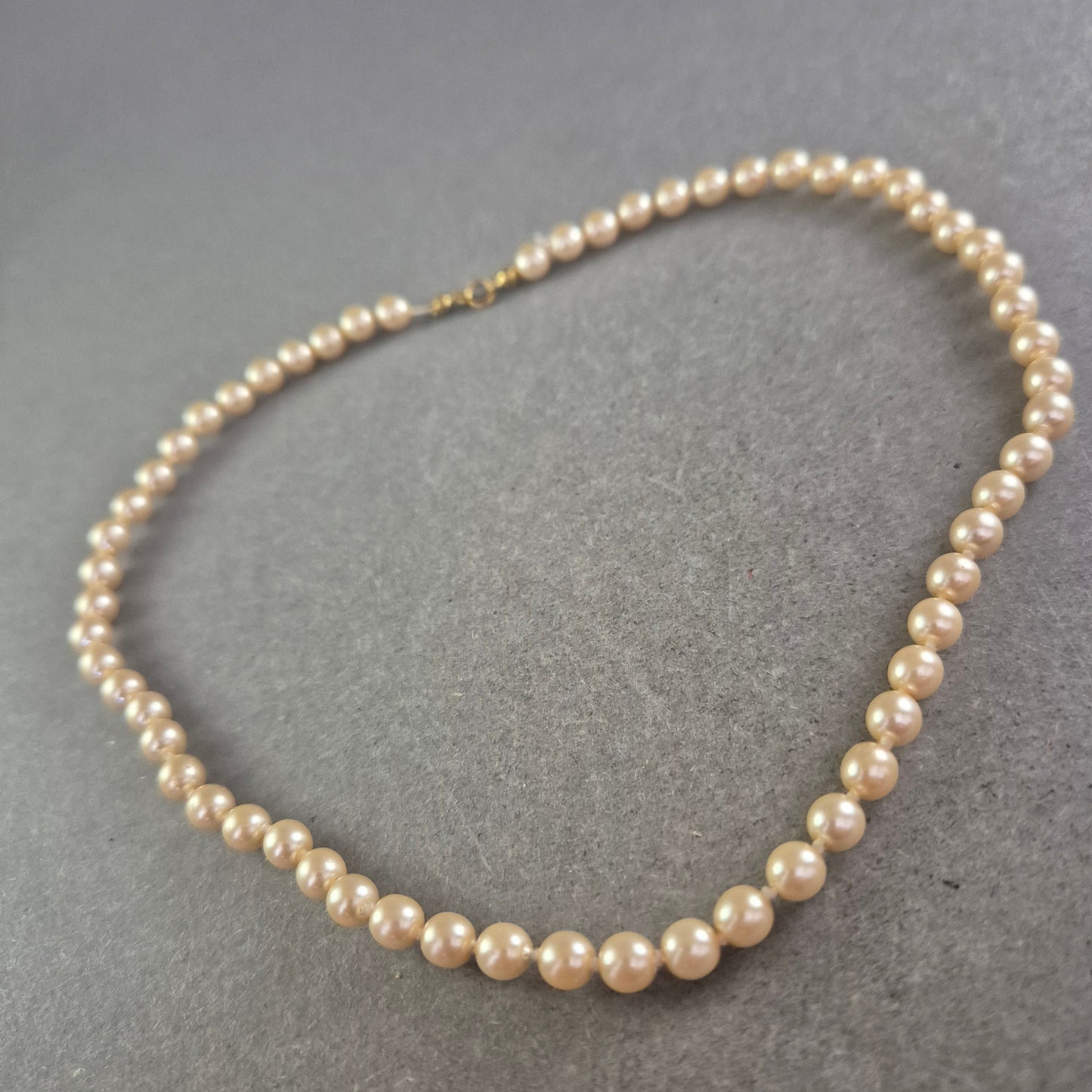 Klassische Damen Kette mit cremefarbenen Perlen – Zeitlose Eleganz