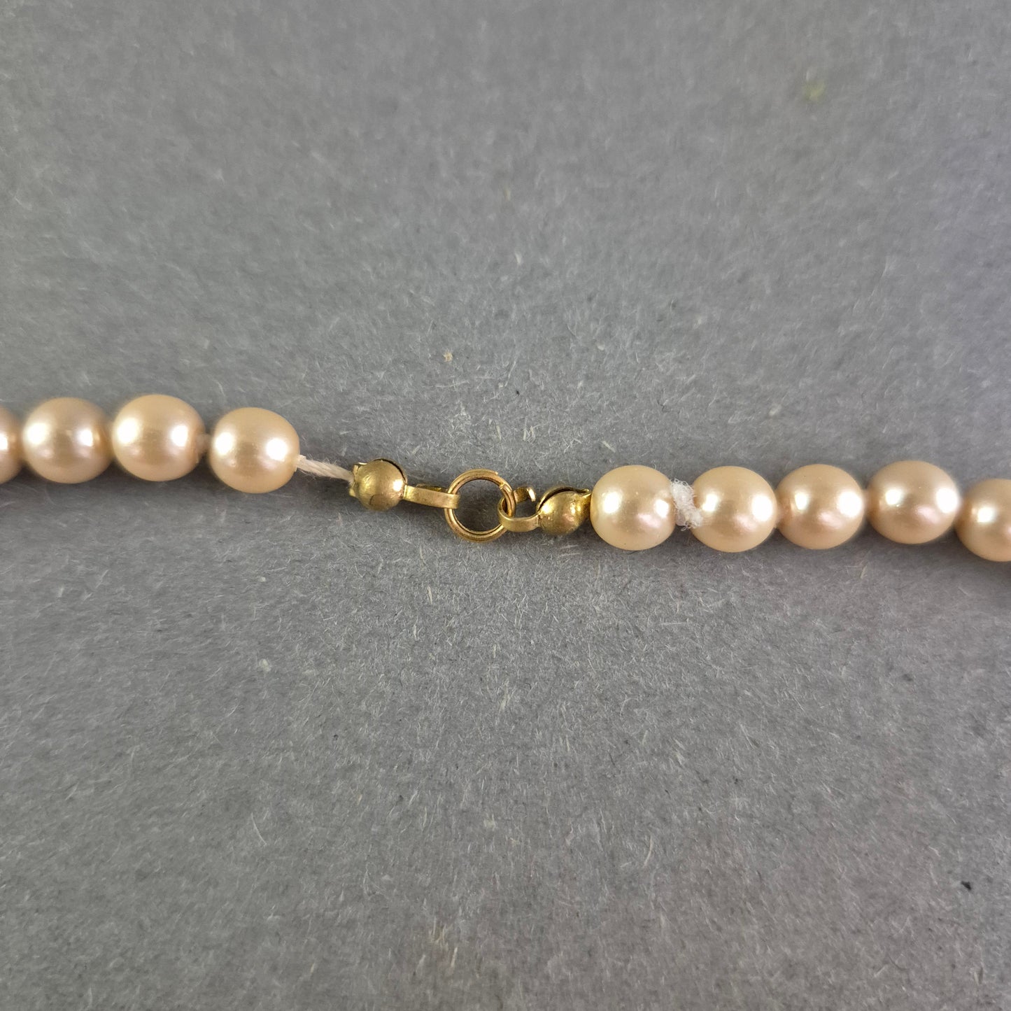 Klassische Damen Kette mit cremefarbenen Perlen – Zeitlose Eleganz