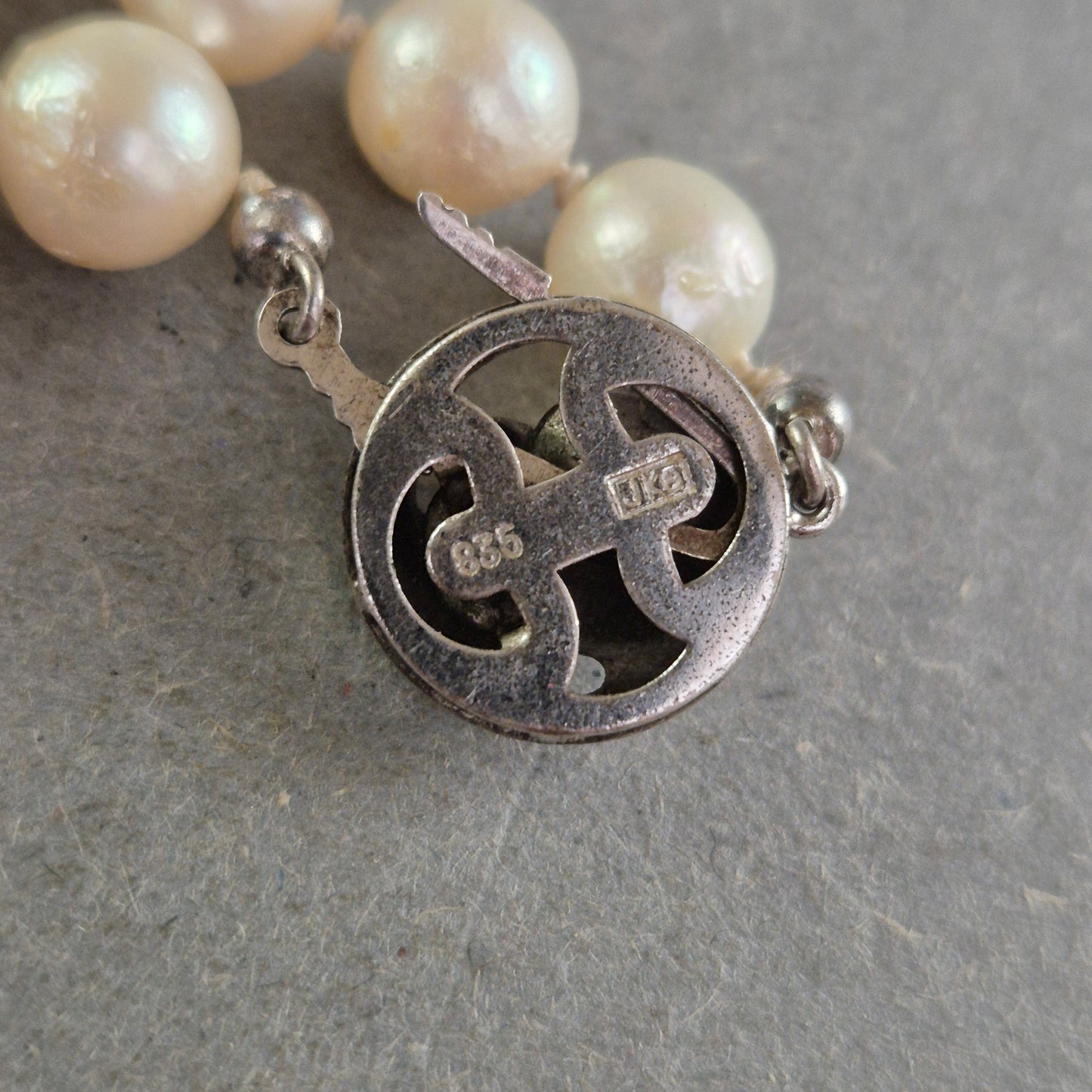 Elegante Damen Perlenkette mit Silberverschluss – Klassische Schönheit