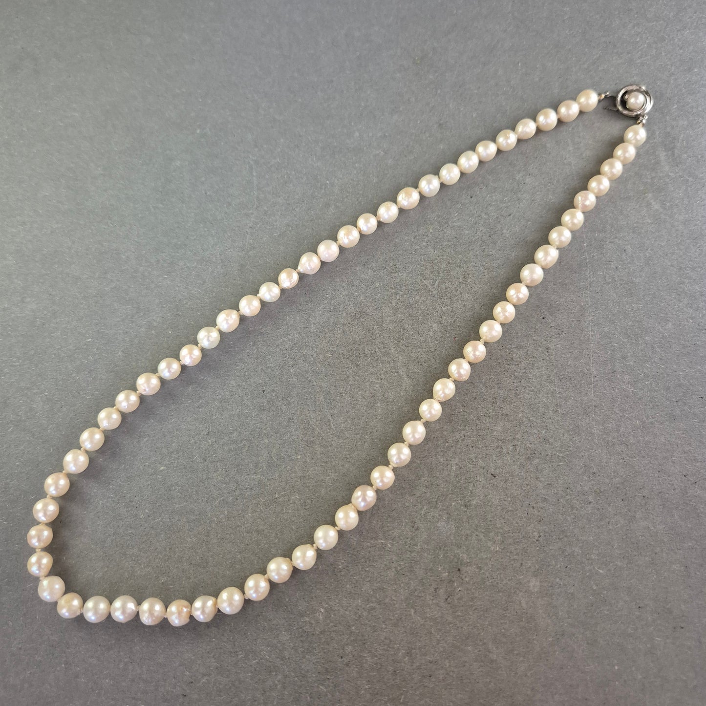 Elegante Damen Perlenkette mit Silberverschluss – Klassische Schönheit