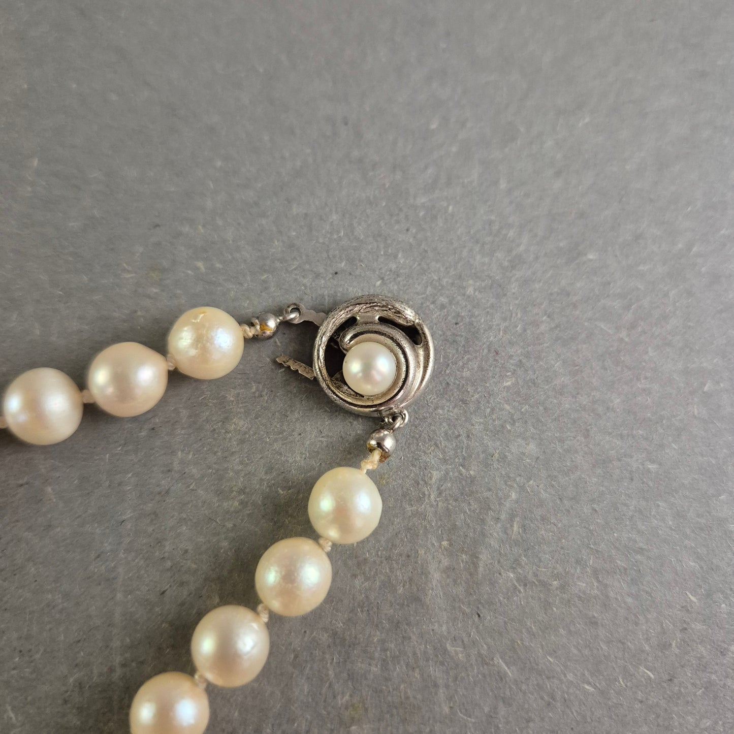 Elegante Damen Perlenkette mit Silberverschluss – Klassische Schönheit