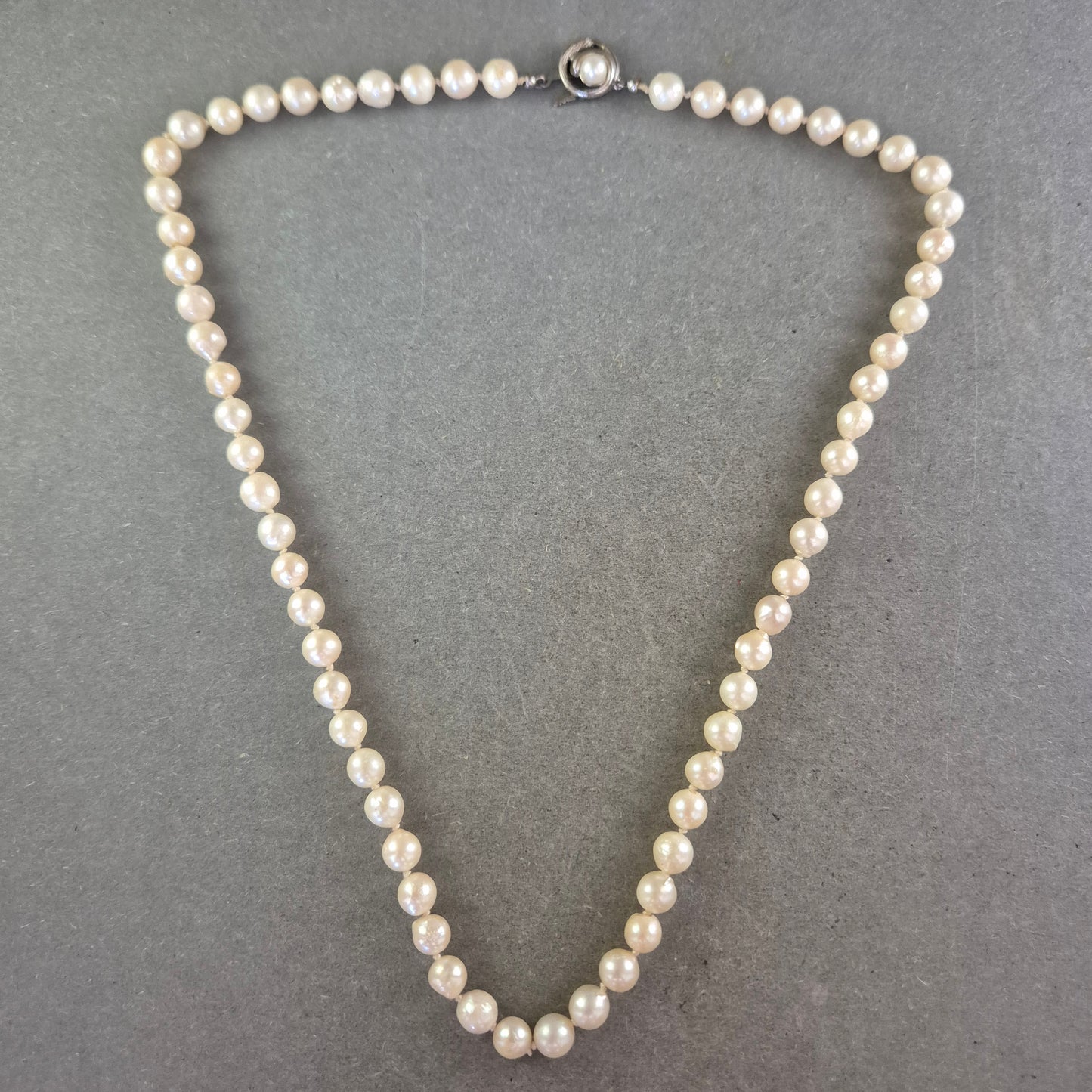 Elegante Damen Perlenkette mit Silberverschluss – Klassische Schönheit