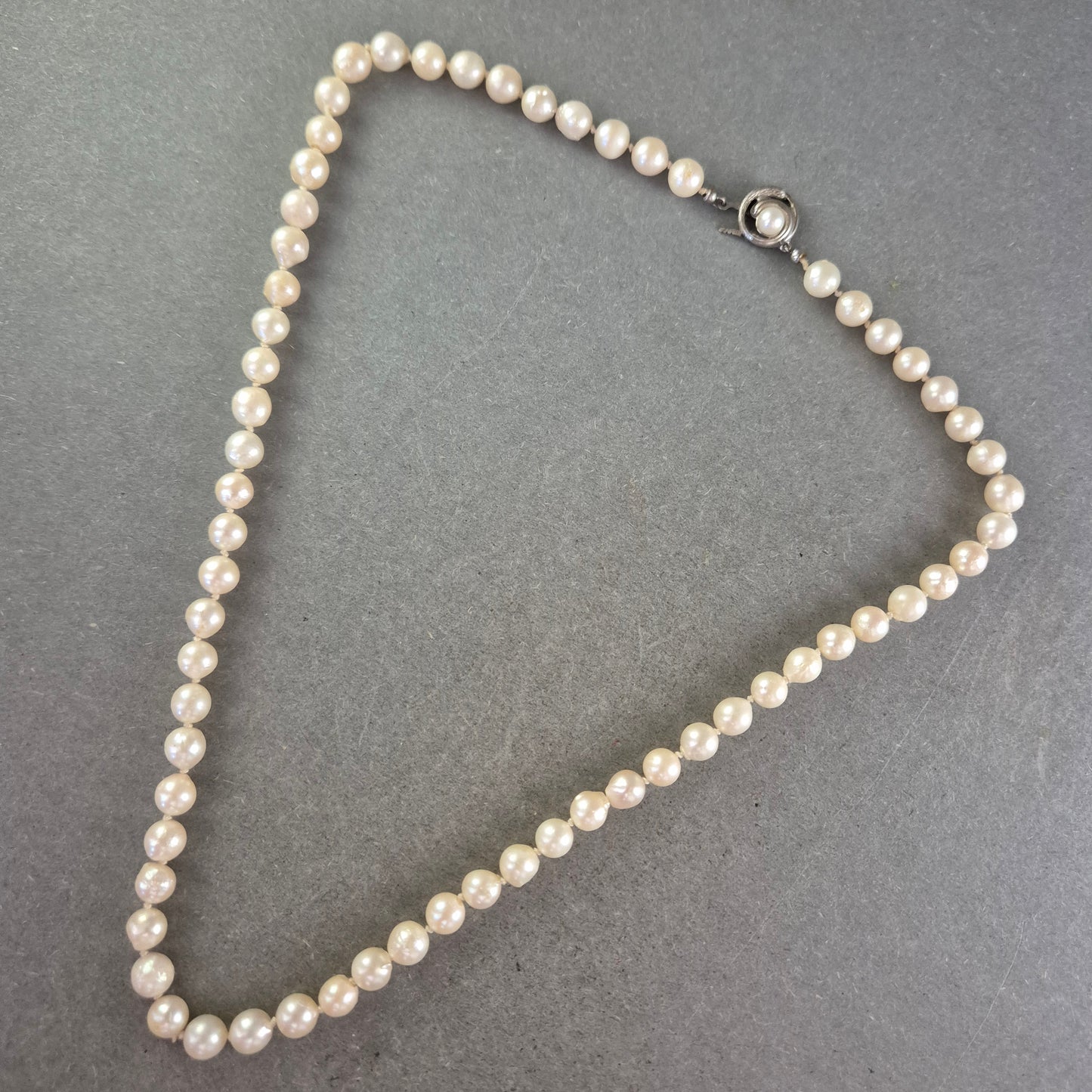 Elegante Damen Perlenkette mit Silberverschluss – Klassische Schönheit