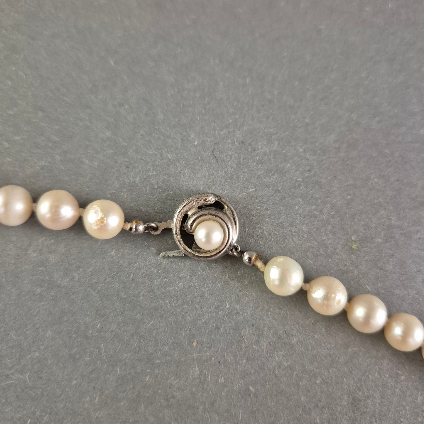 Elegante Damen Perlenkette mit Silberverschluss – Klassische Schönheit