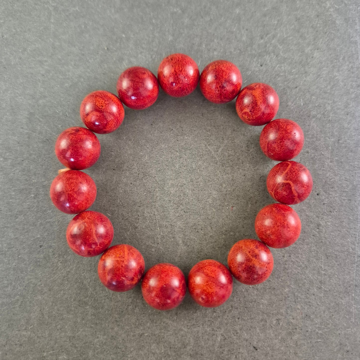 Elastisches Damen Armband mit roten Steinperlen – Kraftvoll und modern