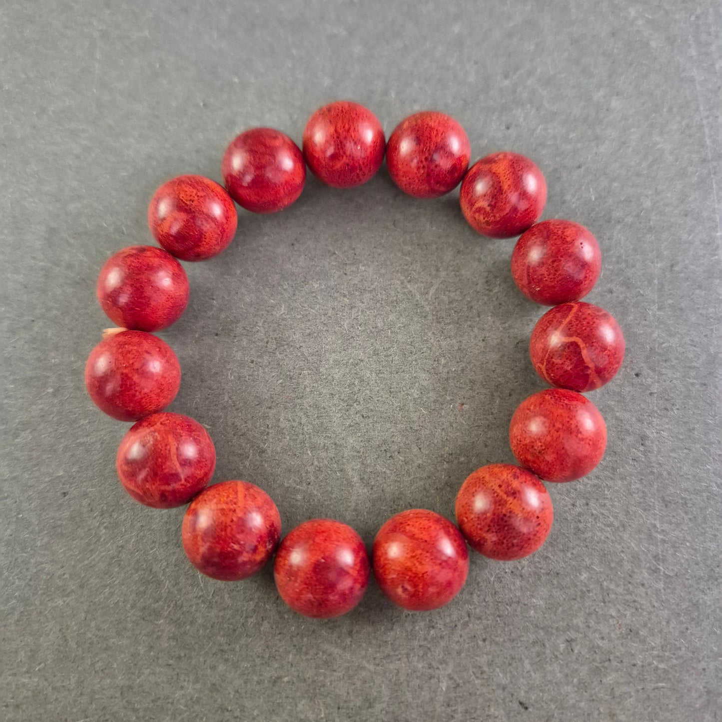 Elastisches Damen Armband mit roten Steinperlen – Kraftvoll und modern