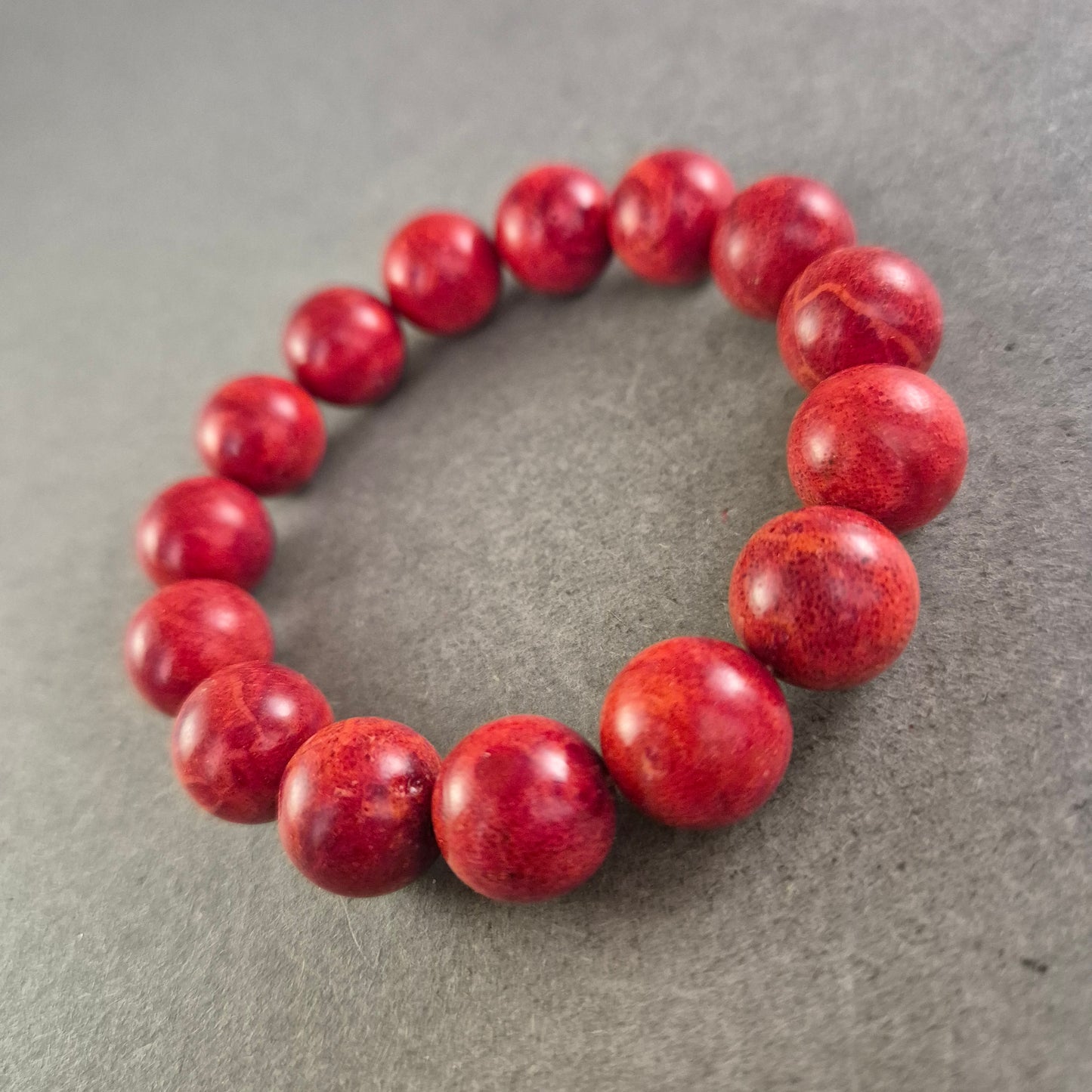 Elastisches Damen Armband mit roten Steinperlen – Kraftvoll und modern