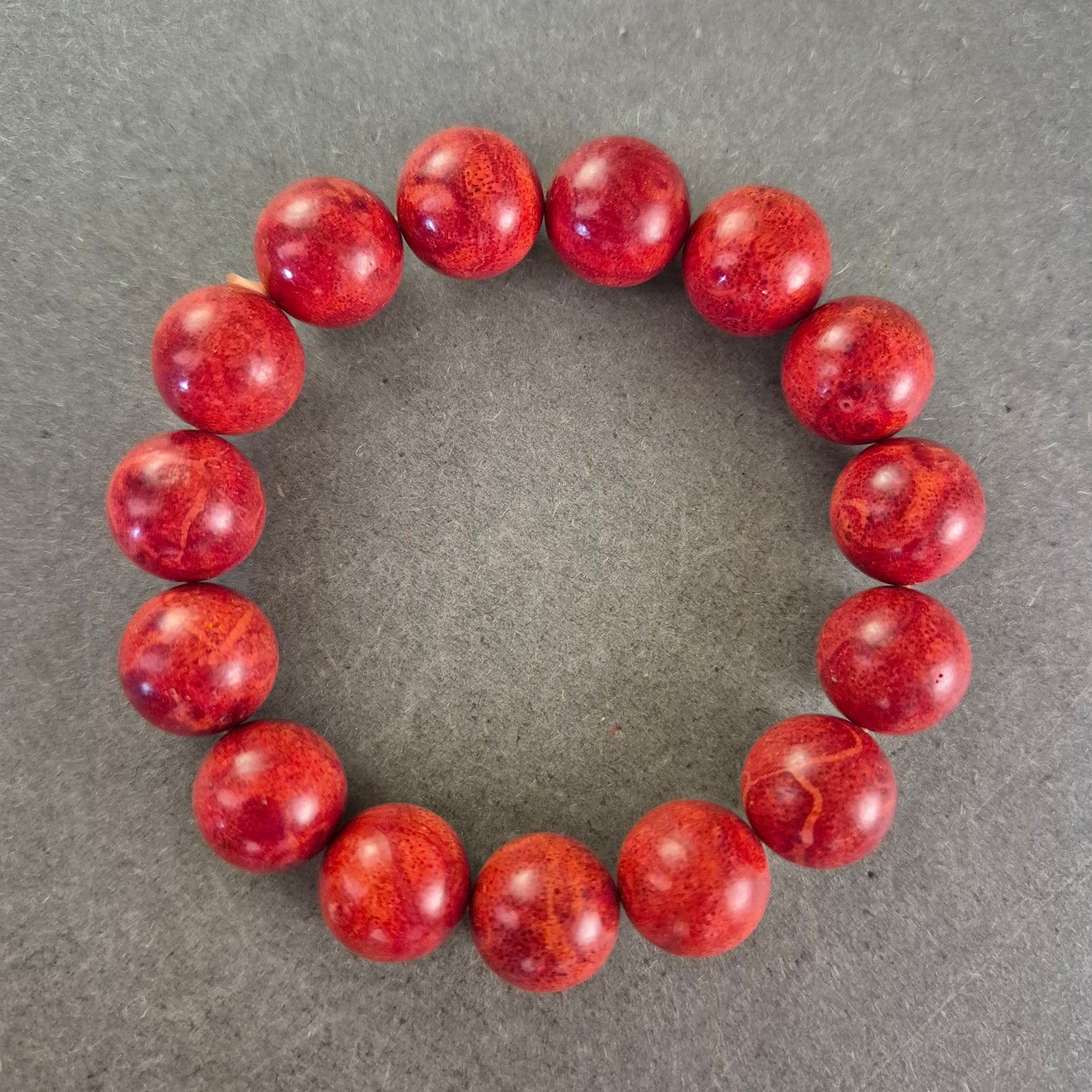 Elastisches Damen Armband mit roten Steinperlen – Kraftvoll und modern