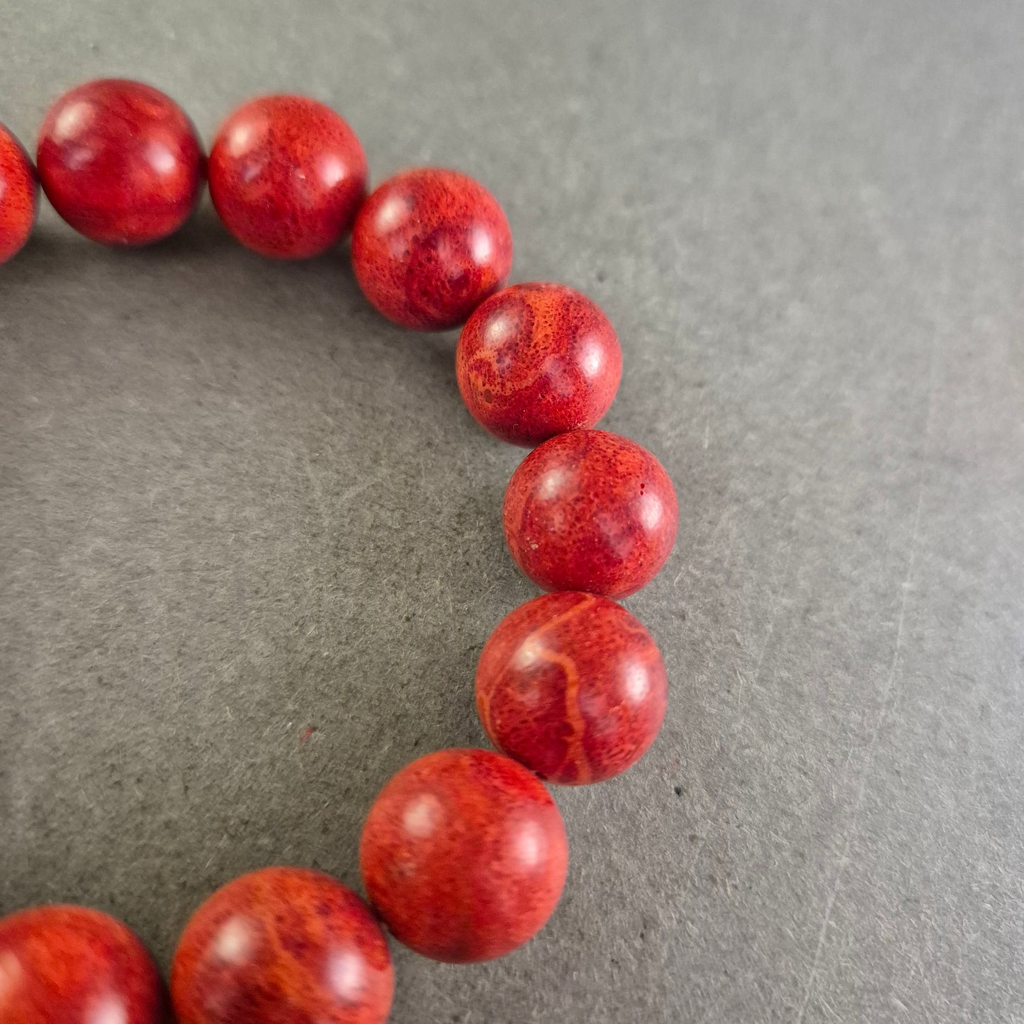 Elastisches Damen Armband mit roten Steinperlen – Kraftvoll und modern