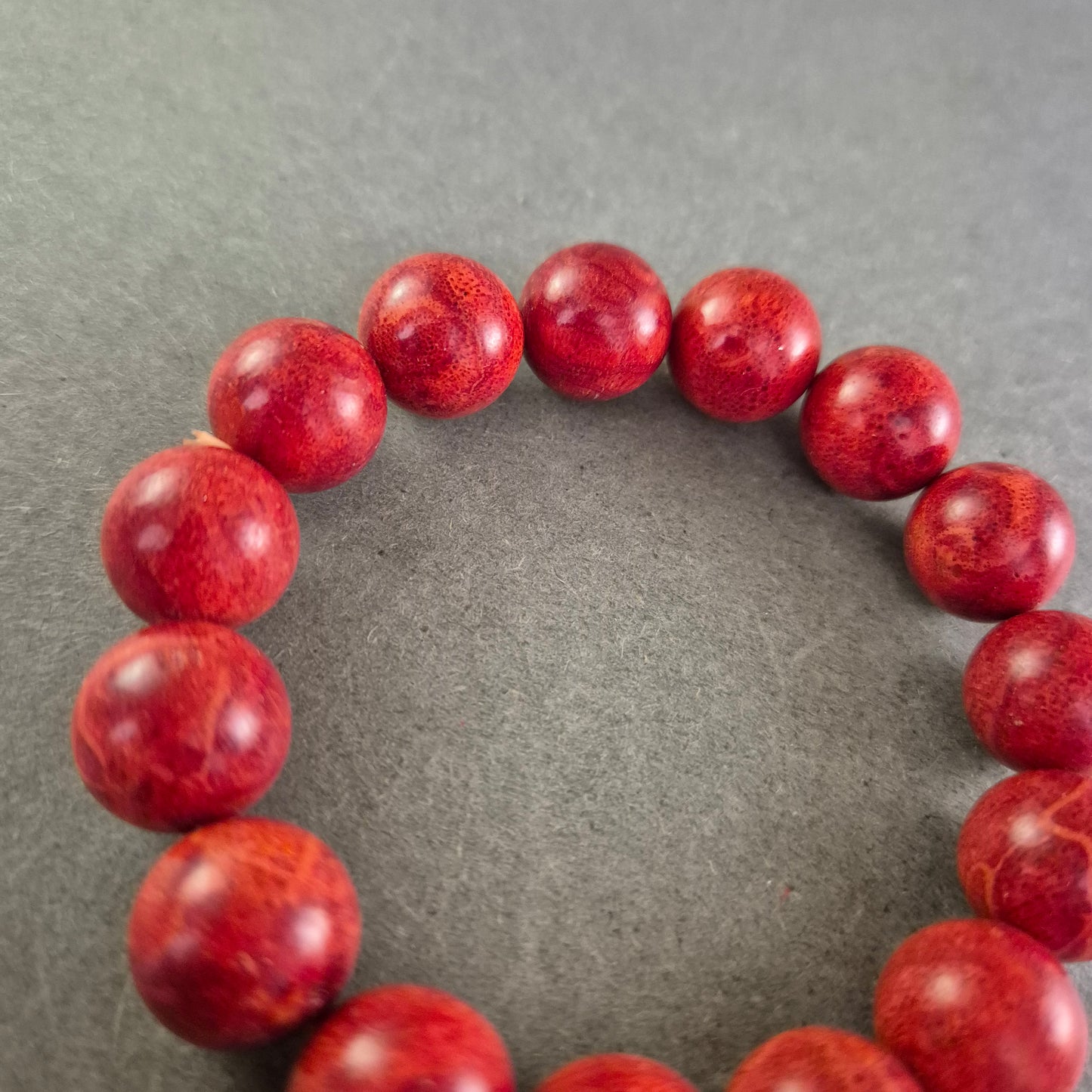 Elastisches Damen Armband mit roten Steinperlen – Kraftvoll und modern