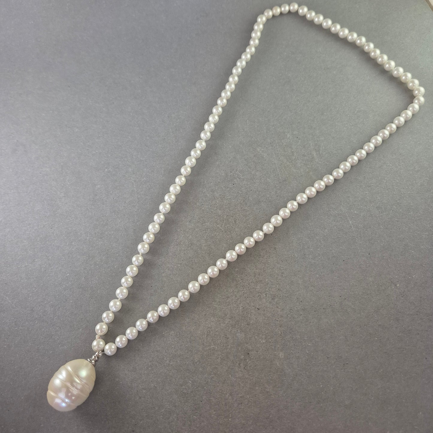 Damen Perlenkette mit großem Anhänger – Elegant und klassisch