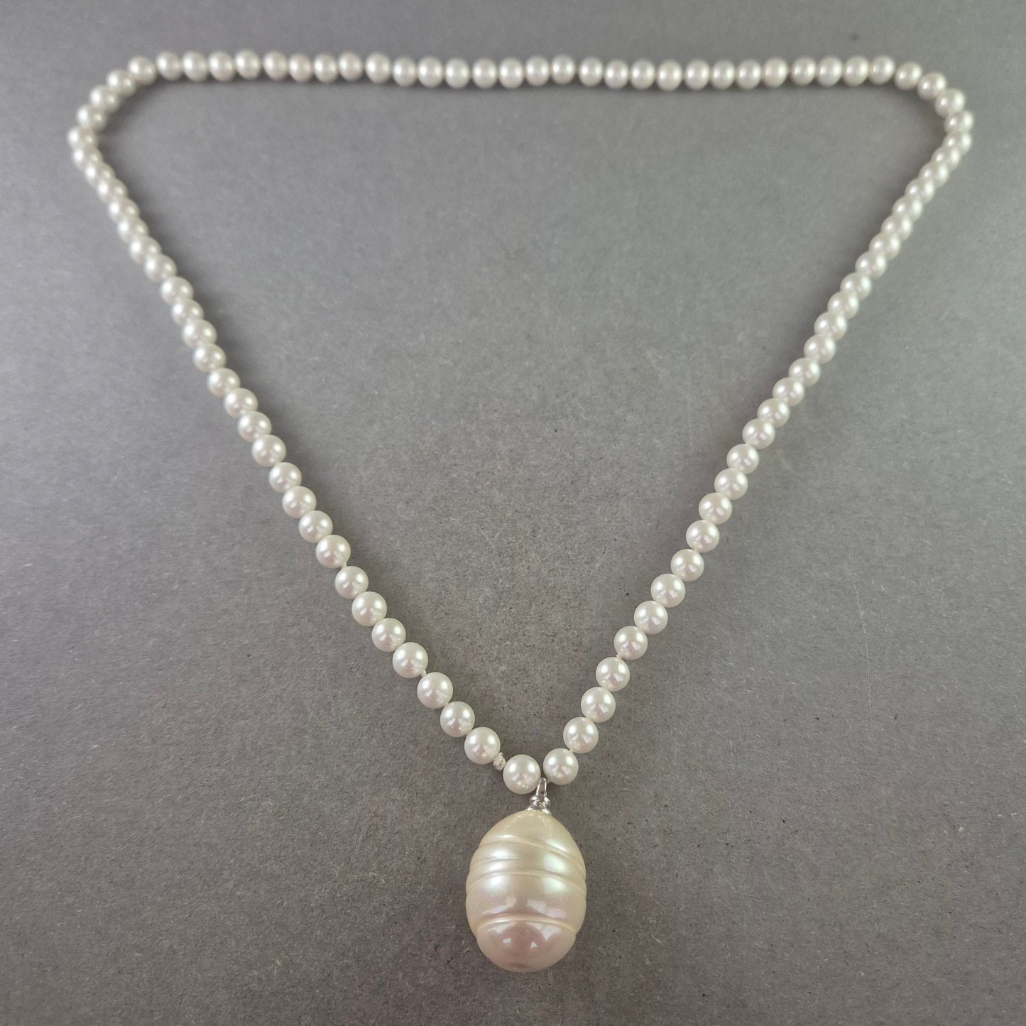 Damen Perlenkette mit großem Anhänger – Elegant und klassisch