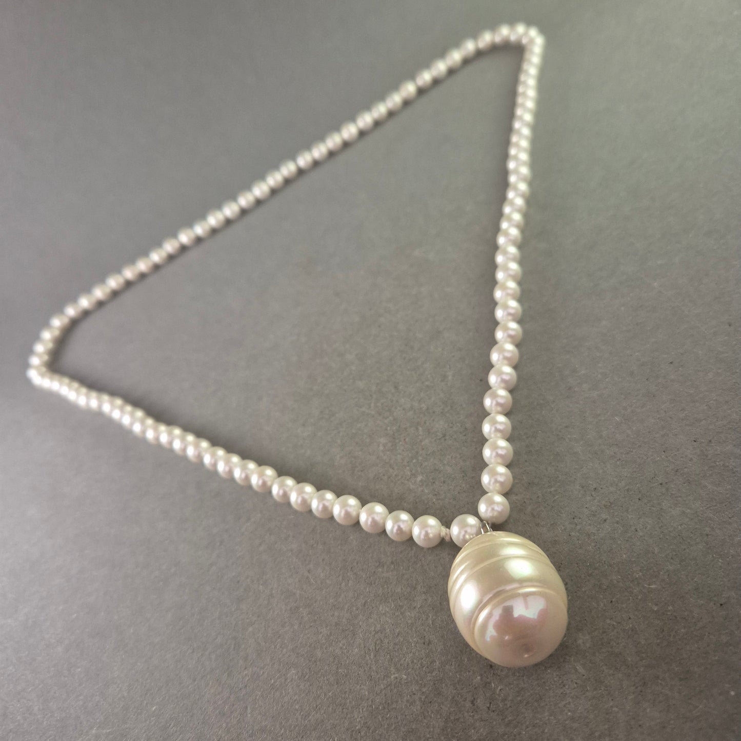 Damen Perlenkette mit großem Anhänger – Elegant und klassisch