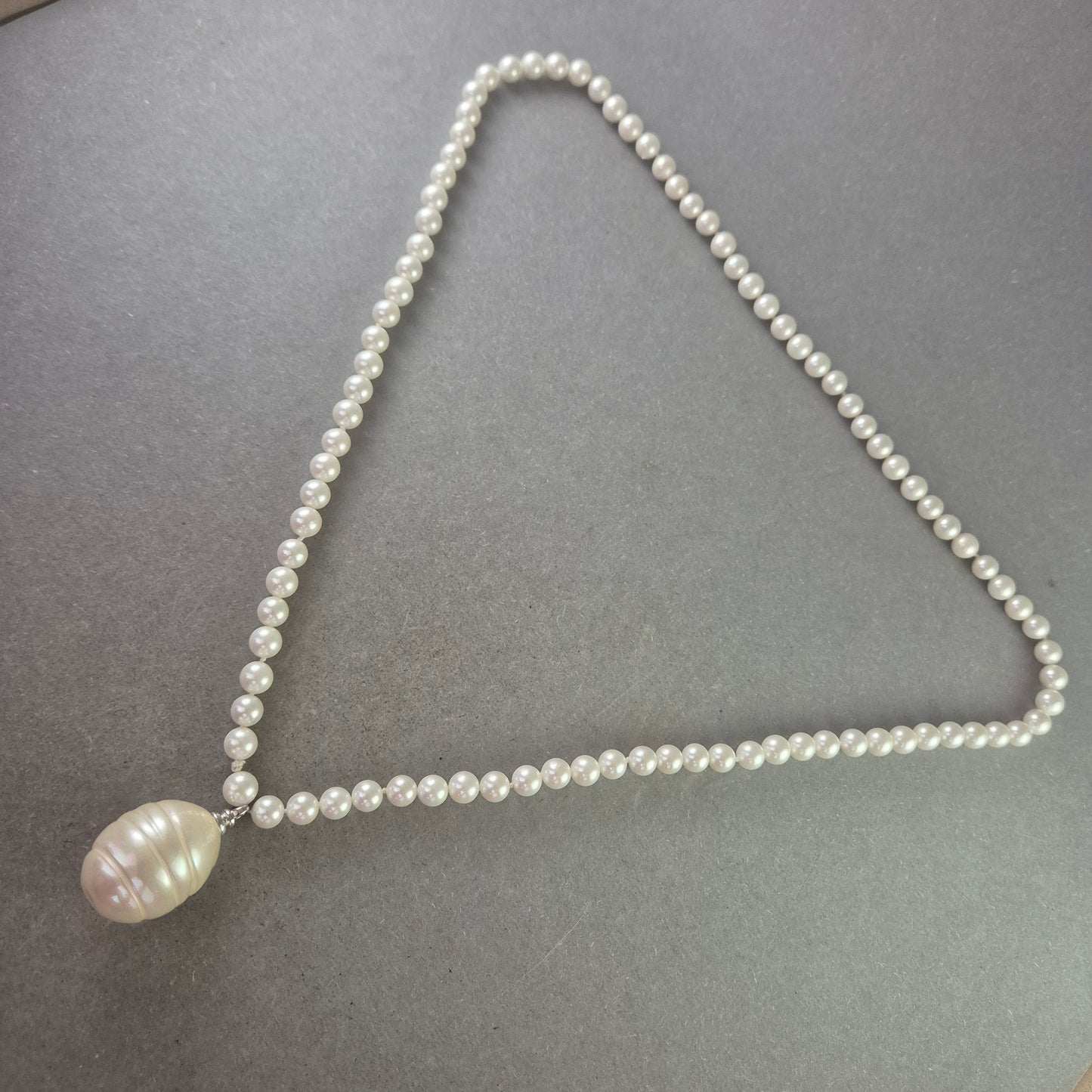 Damen Perlenkette mit großem Anhänger – Elegant und klassisch