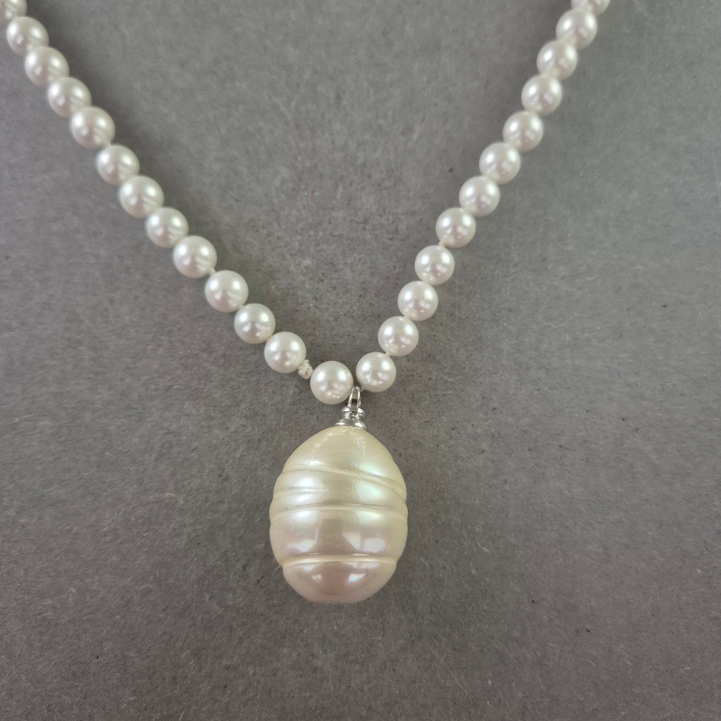 Damen Perlenkette mit großem Anhänger – Elegant und klassisch