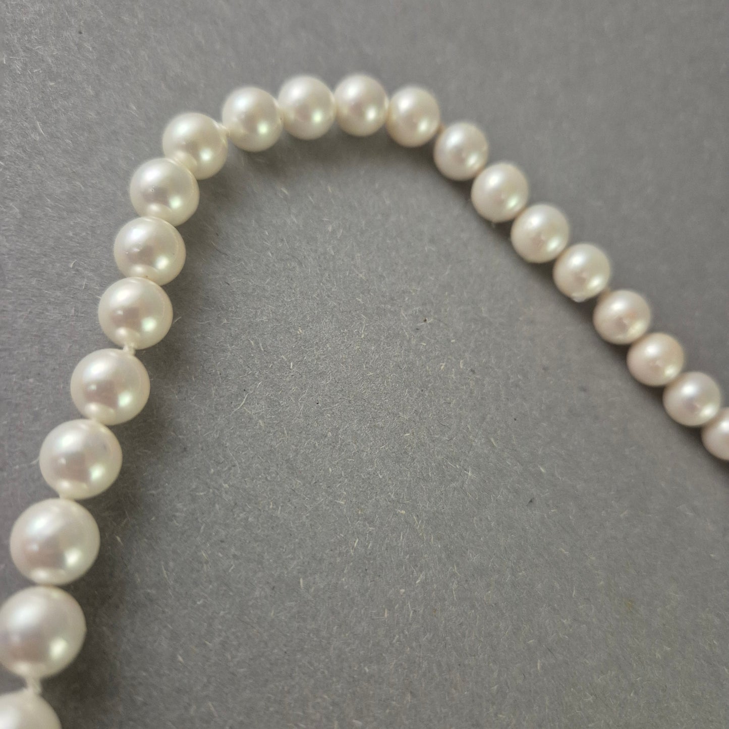 Damen Perlenkette mit großem Anhänger – Elegant und klassisch