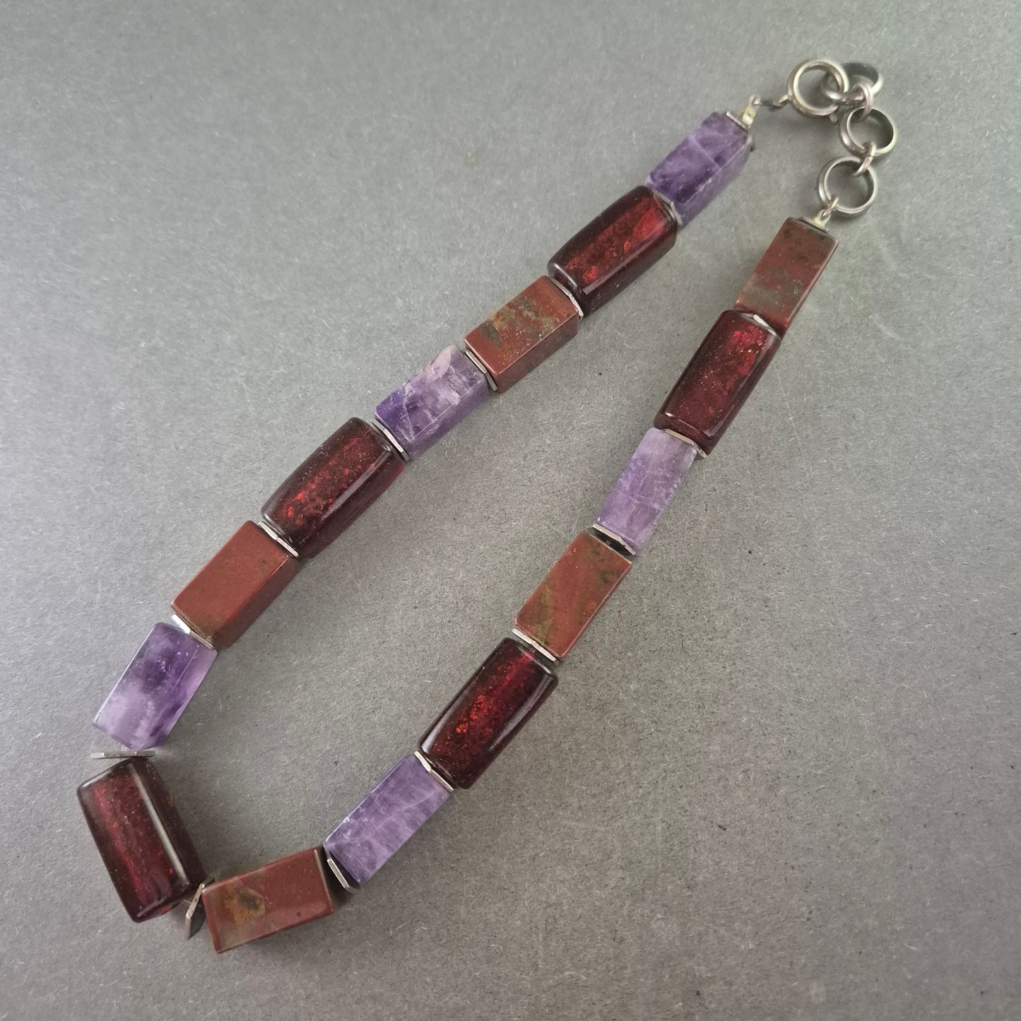 Damen Armband mit roten und violetten Steinen – Ausdrucksstark und modern