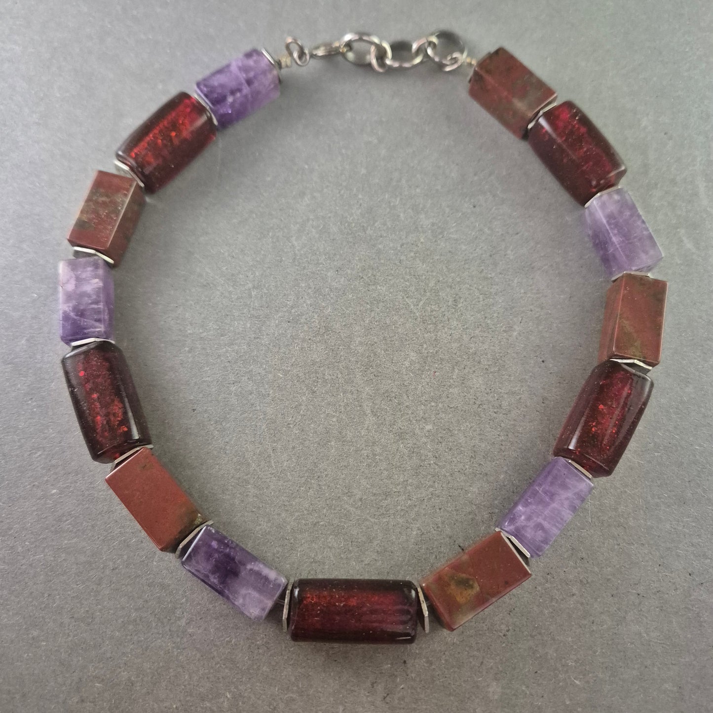 Damen Armband mit roten und violetten Steinen – Ausdrucksstark und modern