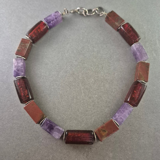 Damen Armband mit roten und violetten Steinen – Ausdrucksstark und modern