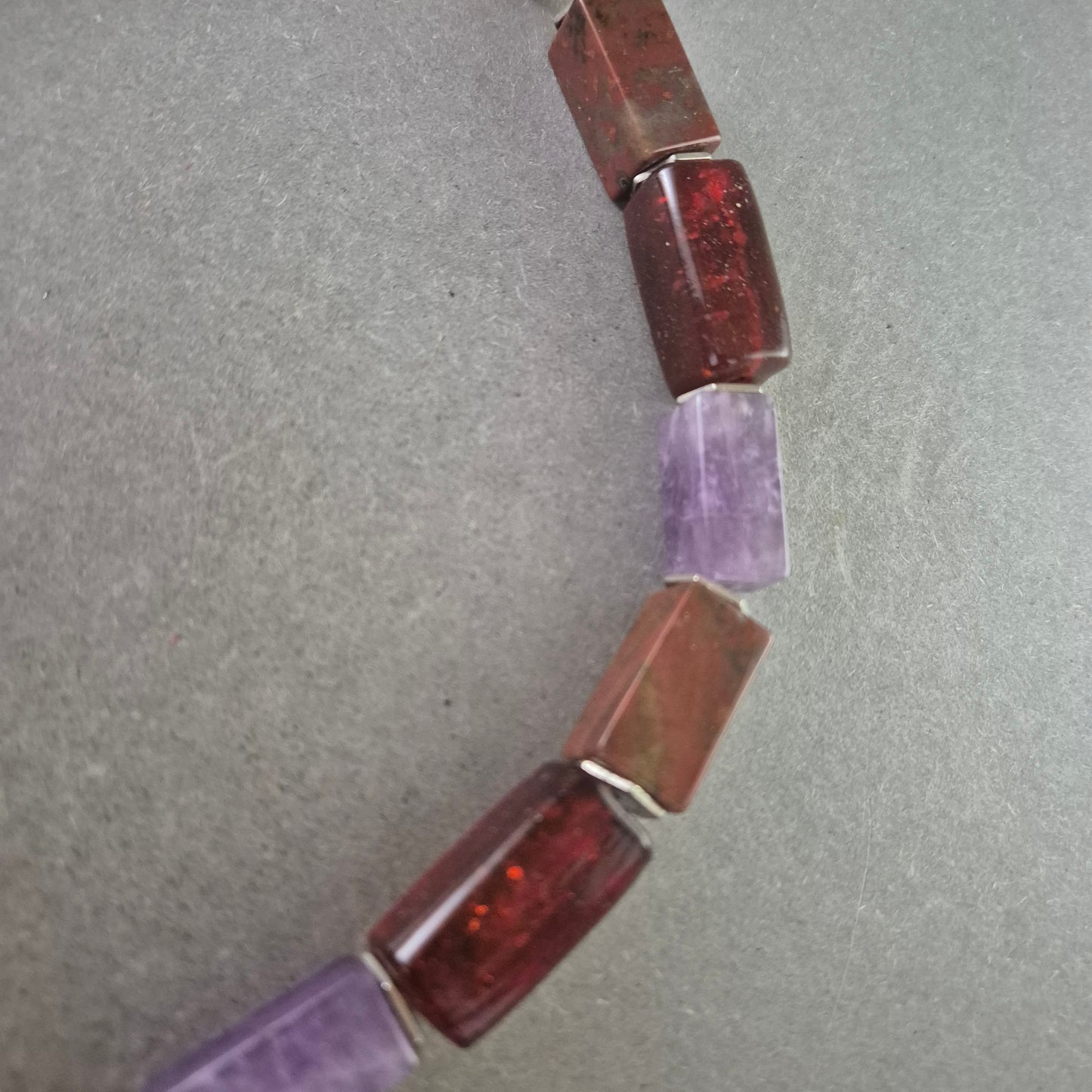 Damen Armband mit roten und violetten Steinen – Ausdrucksstark und modern