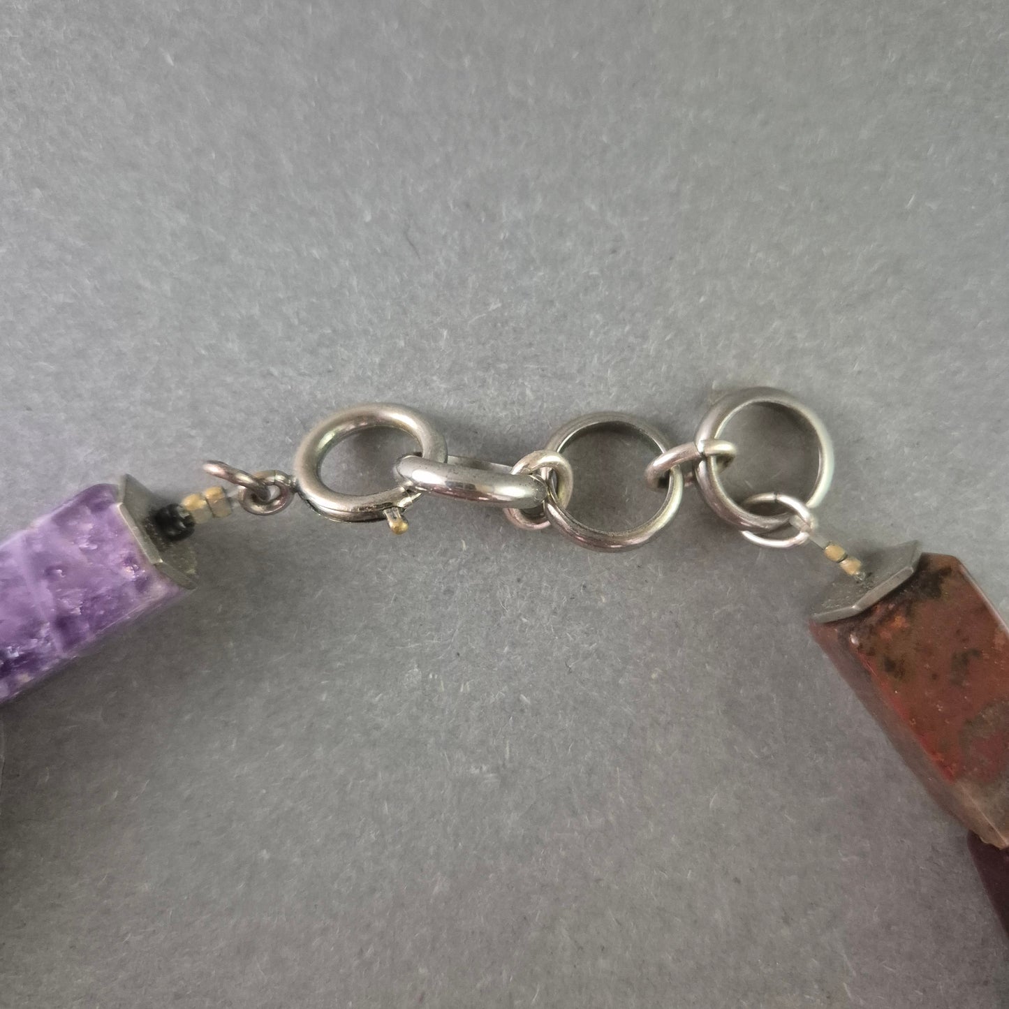 Damen Armband mit roten und violetten Steinen – Ausdrucksstark und modern