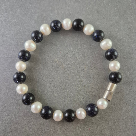 Damen Armband mit schwarzen und weißen Perlen – Klassisch und edel