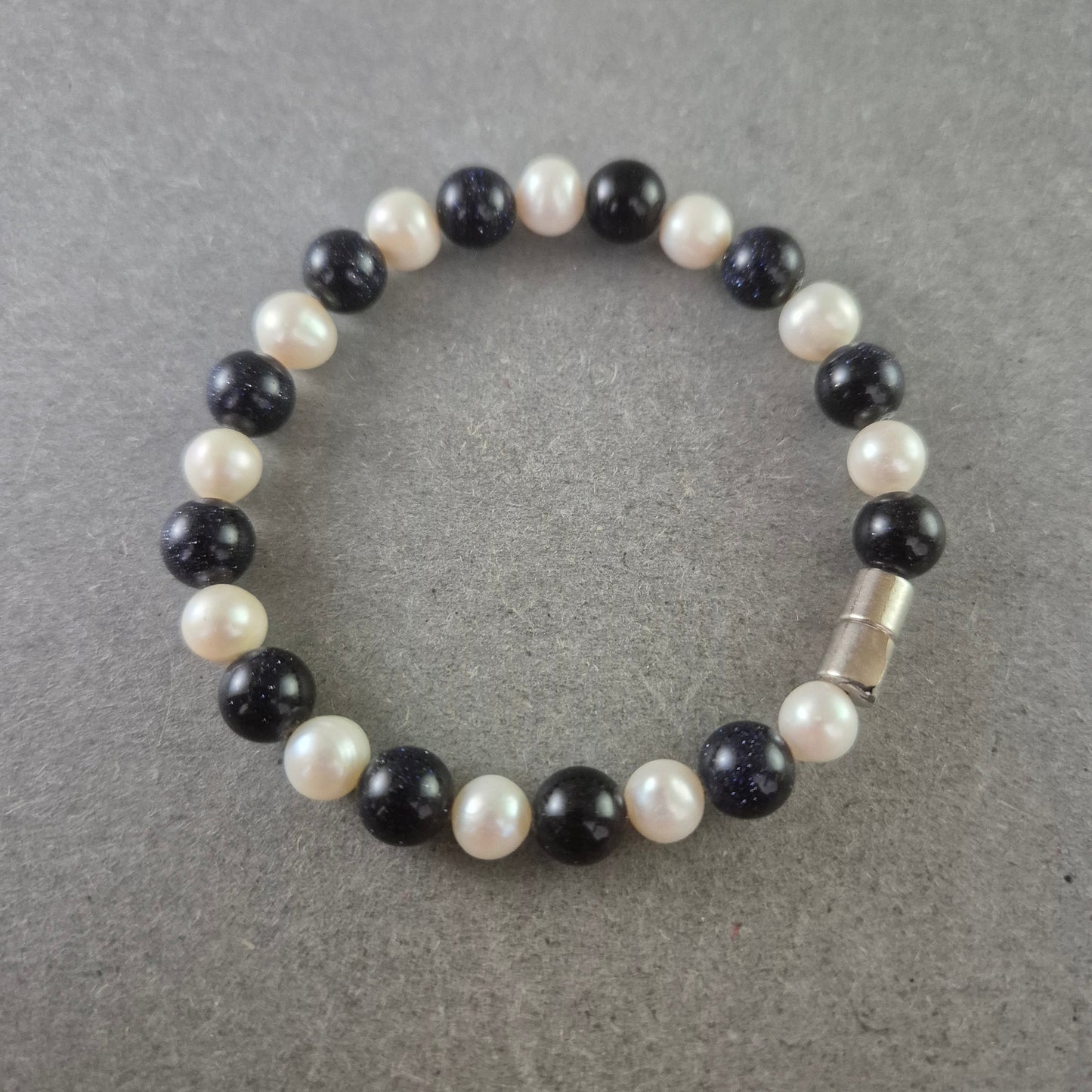 Damen Armband mit schwarzen und weißen Perlen – Klassisch und edel