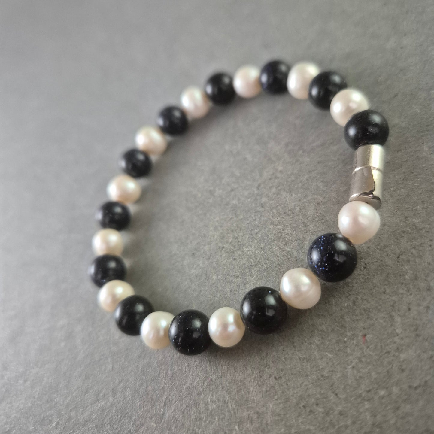 Damen Armband mit schwarzen und weißen Perlen – Klassisch und edel