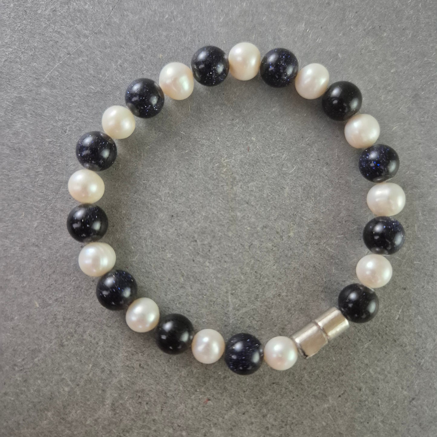 Damen Armband mit schwarzen und weißen Perlen – Klassisch und edel