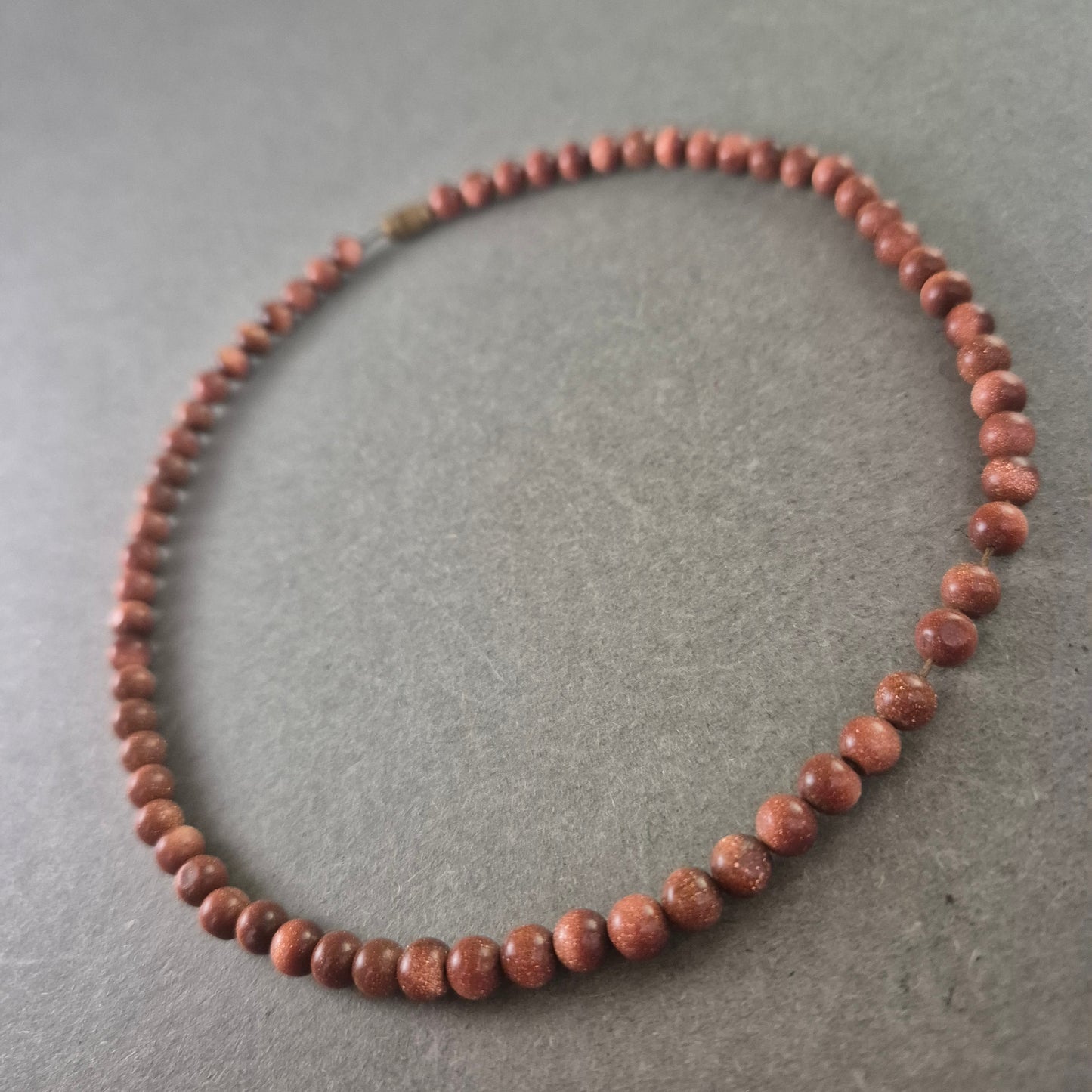 Damen Kette aus Goldsandstein – Funkelnder Naturstein