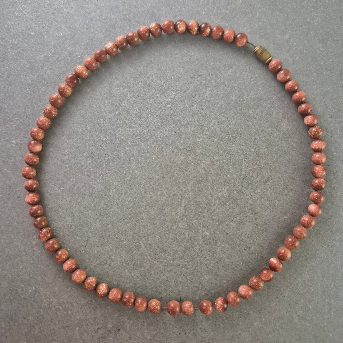 Damen Kette aus Goldsandstein – Funkelnder Naturstein