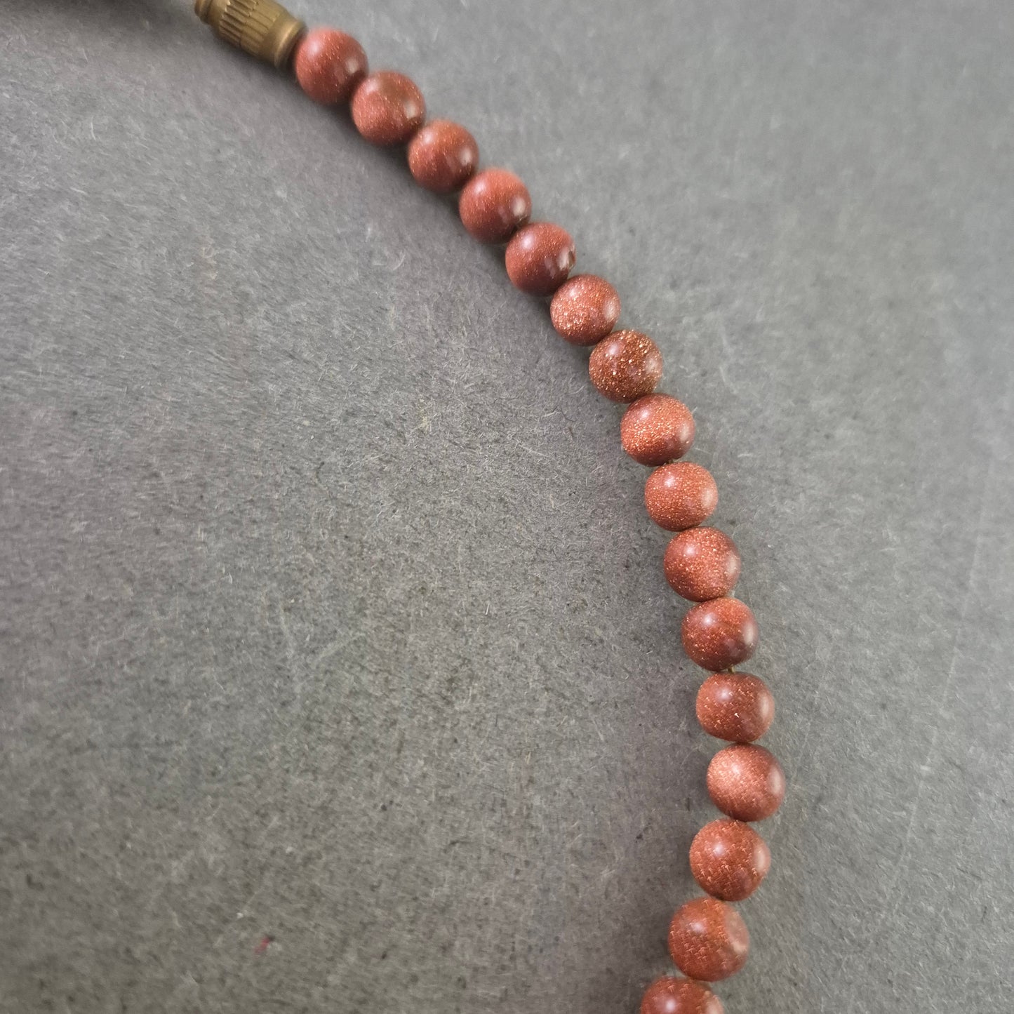 Damen Kette aus Goldsandstein – Funkelnder Naturstein