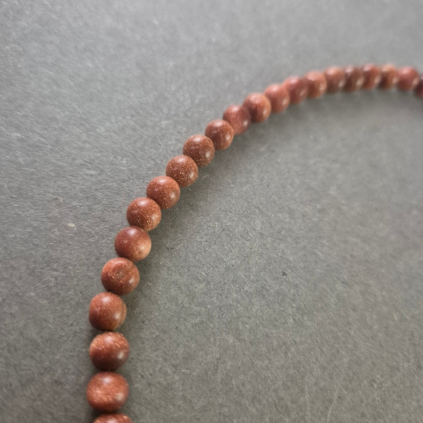 Damen Kette aus Goldsandstein – Funkelnder Naturstein