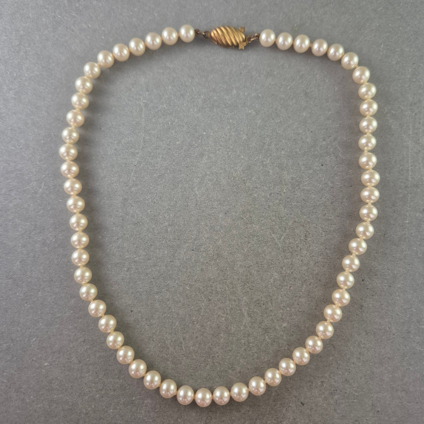 Damen Kette mit weißen Perlen – Klassisch und elegant