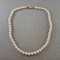 Damen Kette mit weißen Perlen – Klassisch und elegant