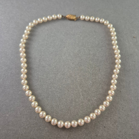 Damen Kette mit weißen Perlen – Klassisch und elegant