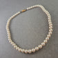Damen Kette mit weißen Perlen – Klassisch und elegant
