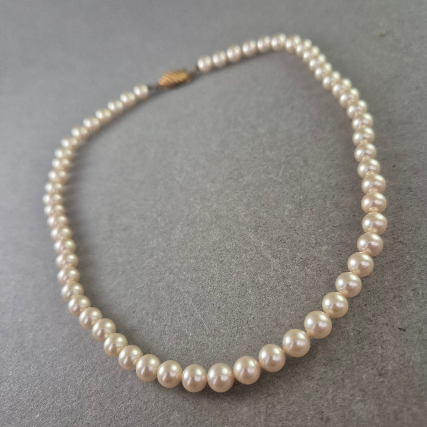 Damen Kette mit weißen Perlen – Klassisch und elegant