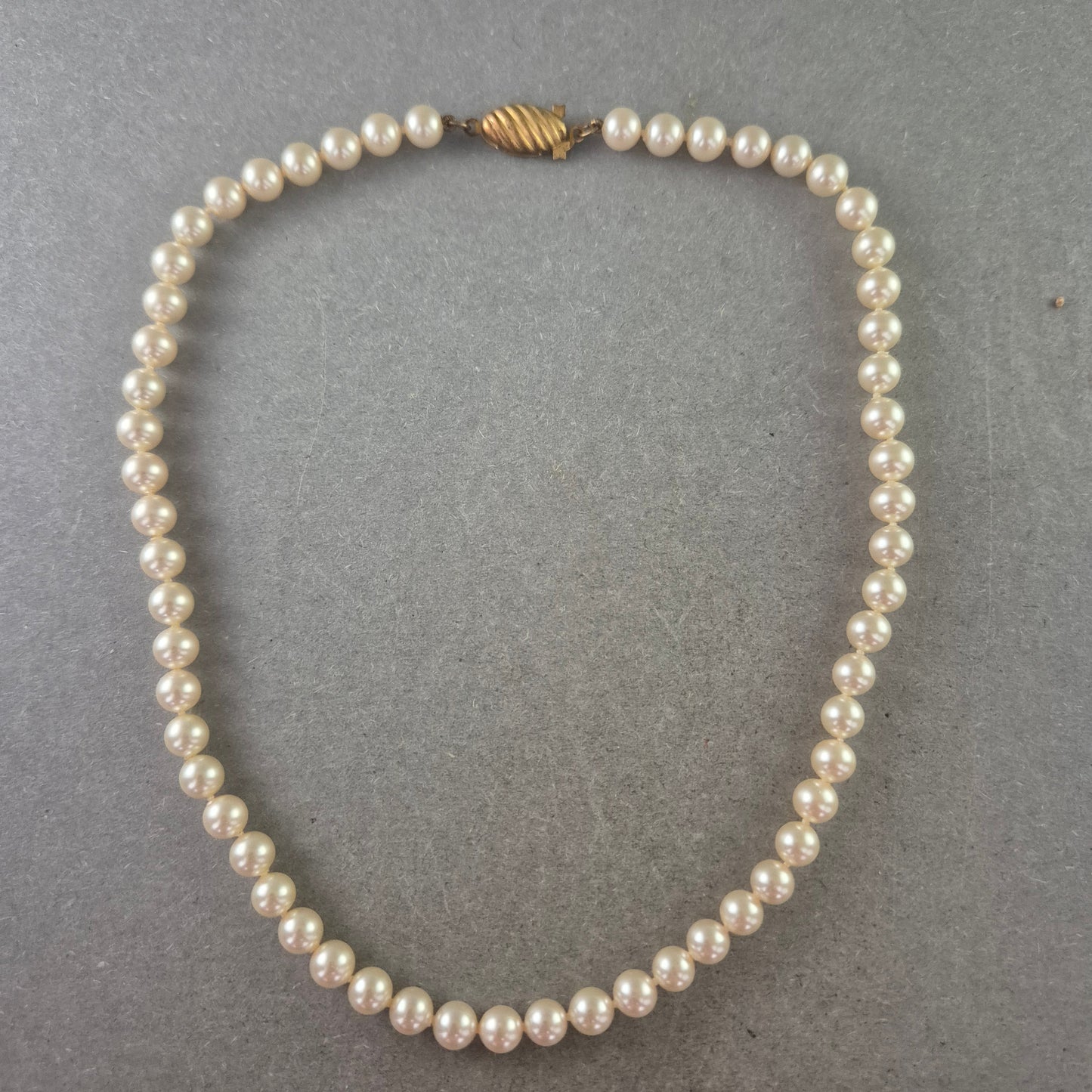 Damen Kette mit weißen Perlen – Klassisch und elegant