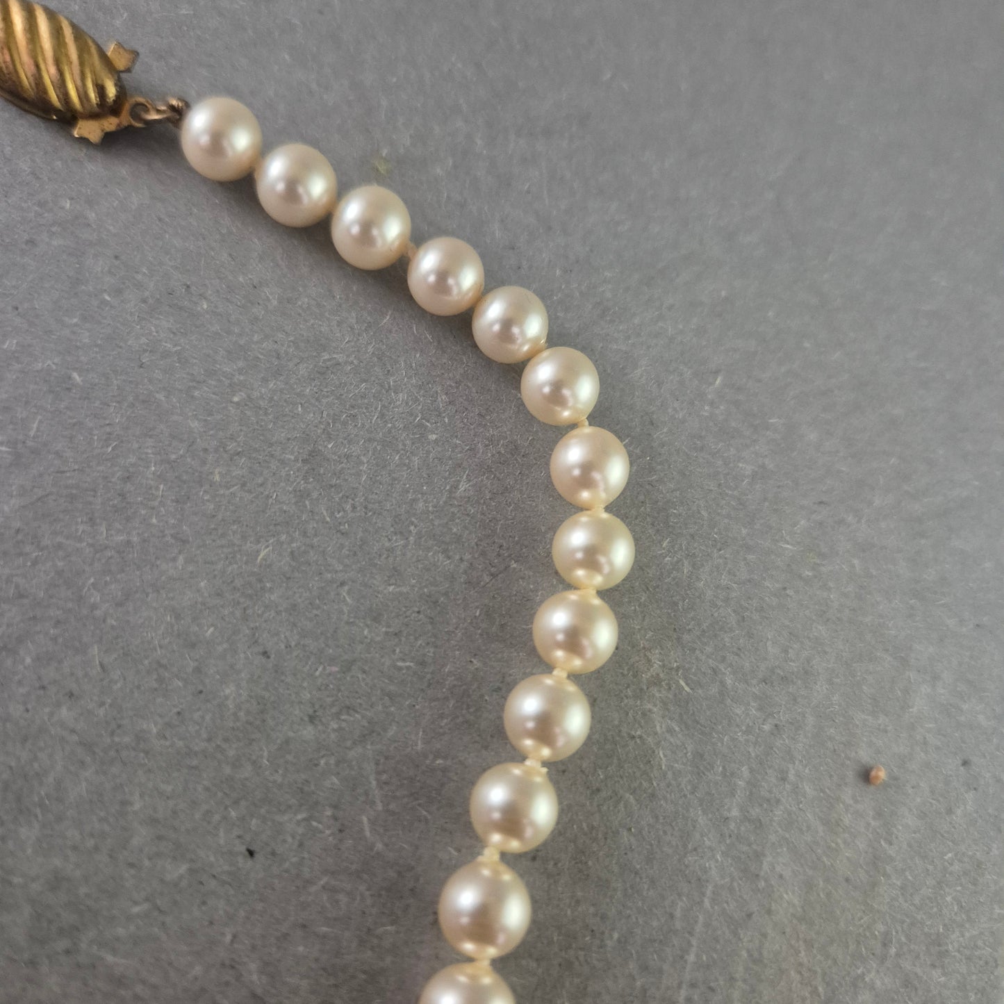 Damen Kette mit weißen Perlen – Klassisch und elegant
