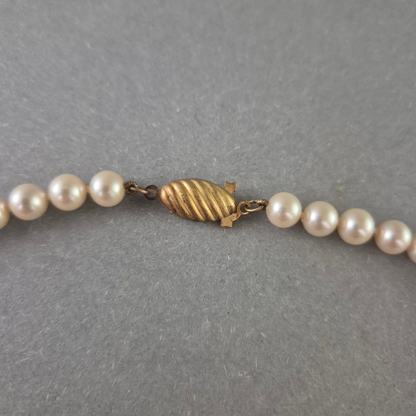 Damen Kette mit weißen Perlen – Klassisch und elegant