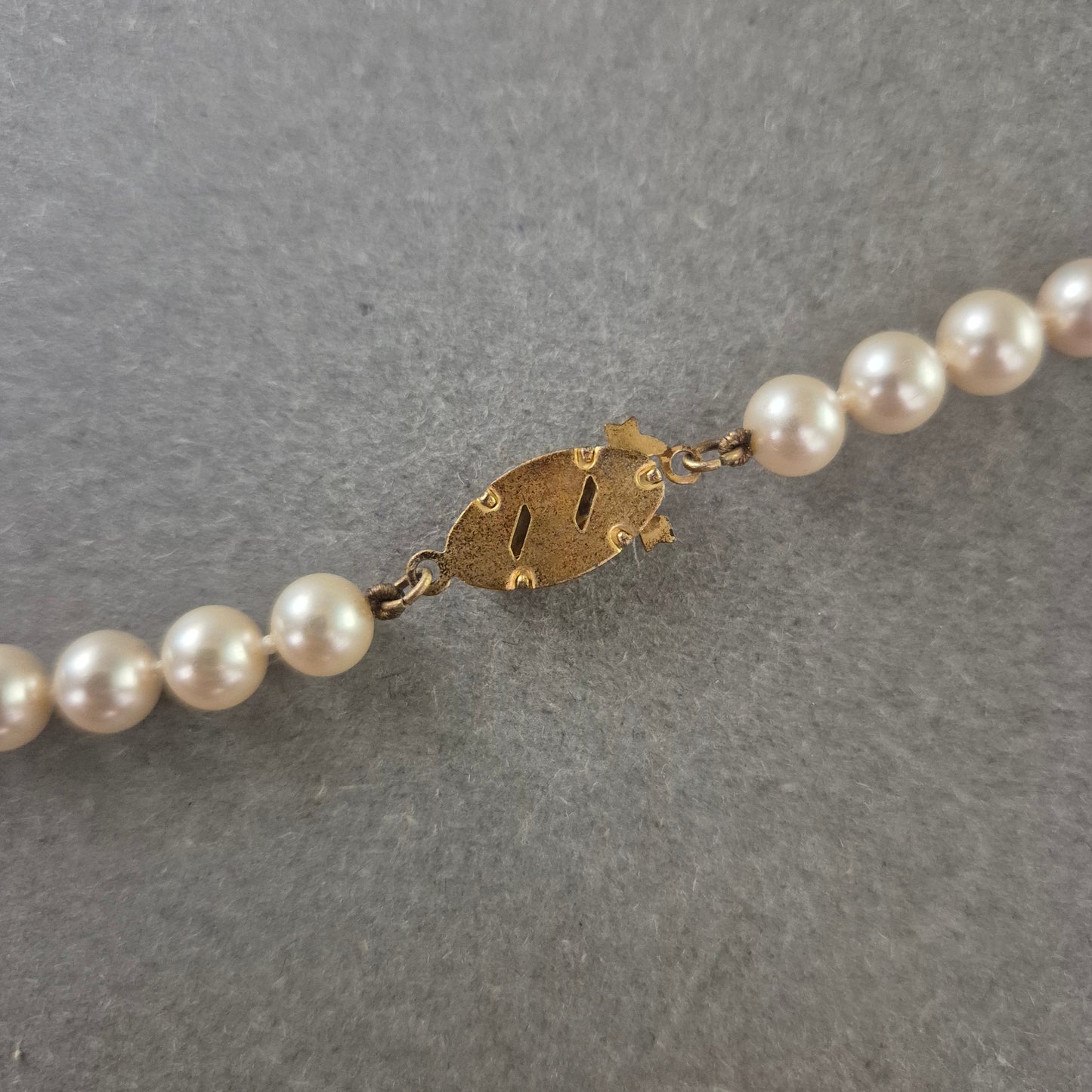 Damen Kette mit weißen Perlen – Klassisch und elegant