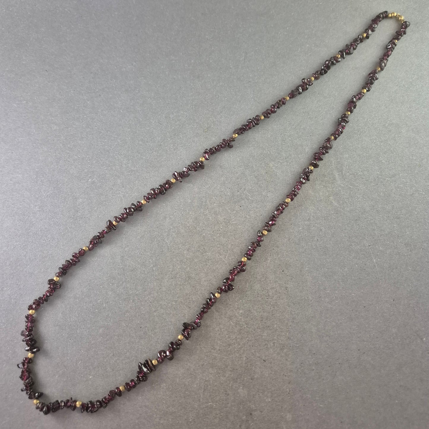 Damen Kette mit Granatsteinchen – Eleganter Naturstein Schmuck