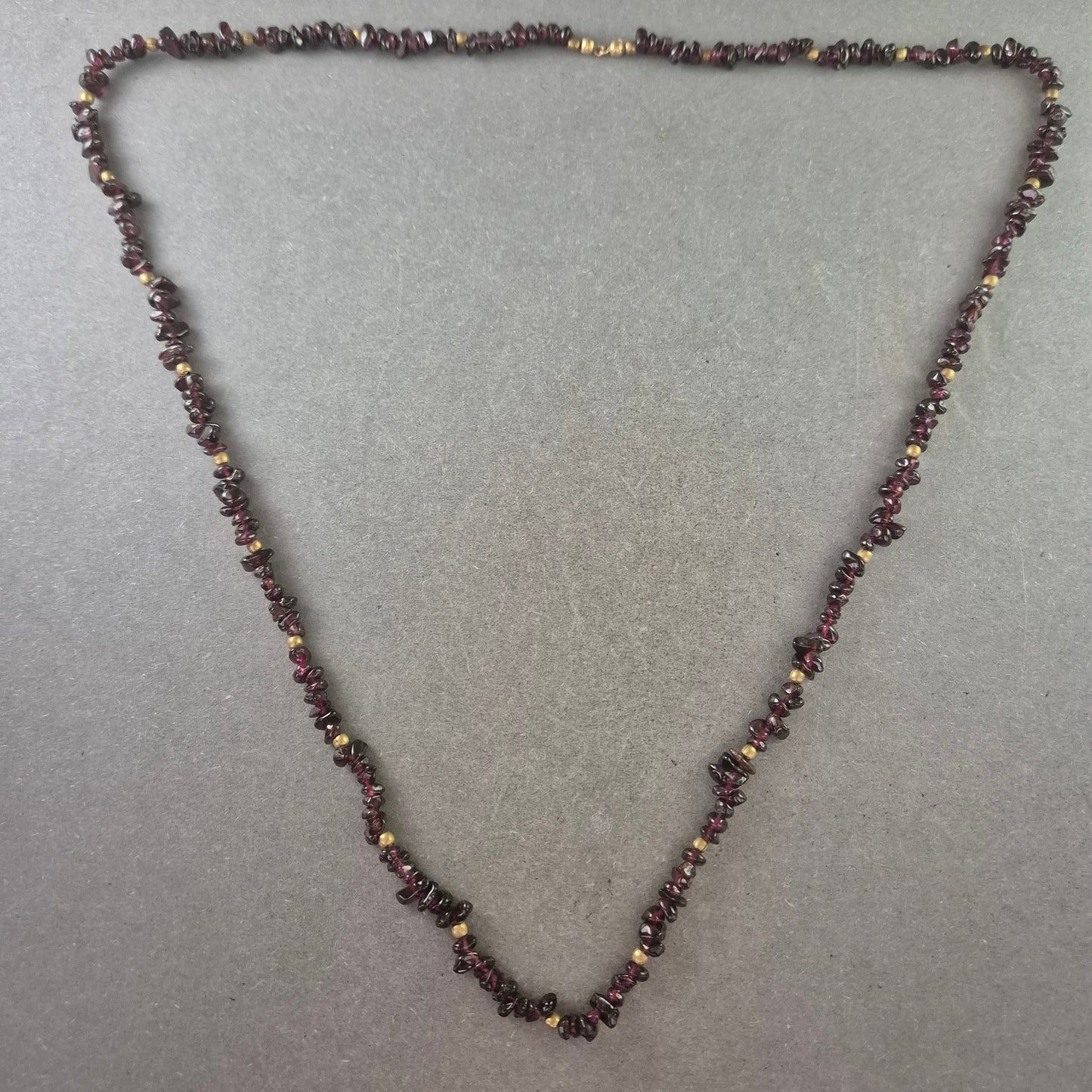 Damen Kette mit Granatsteinchen – Eleganter Naturstein Schmuck