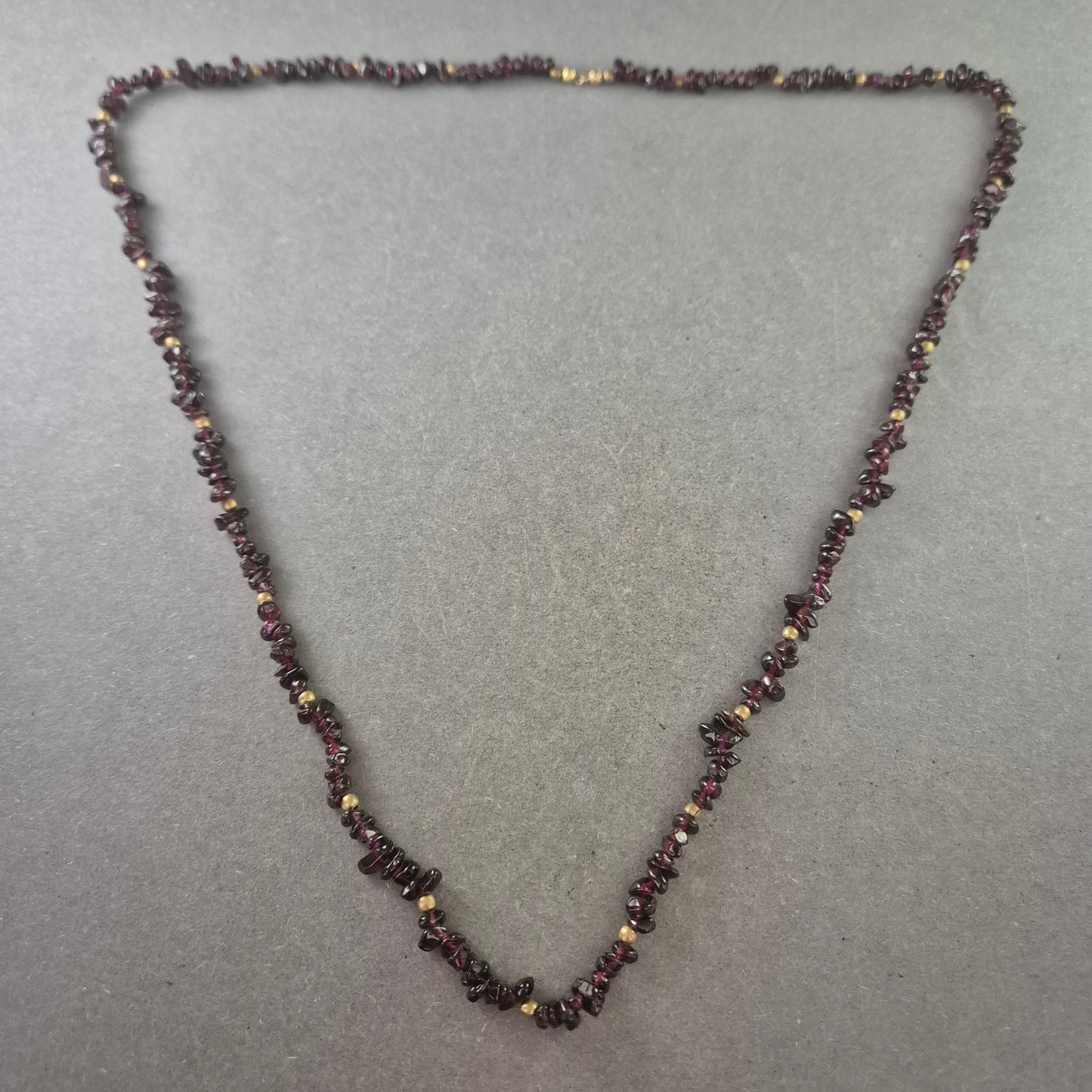 Damen Kette mit Granatsteinchen – Eleganter Naturstein Schmuck