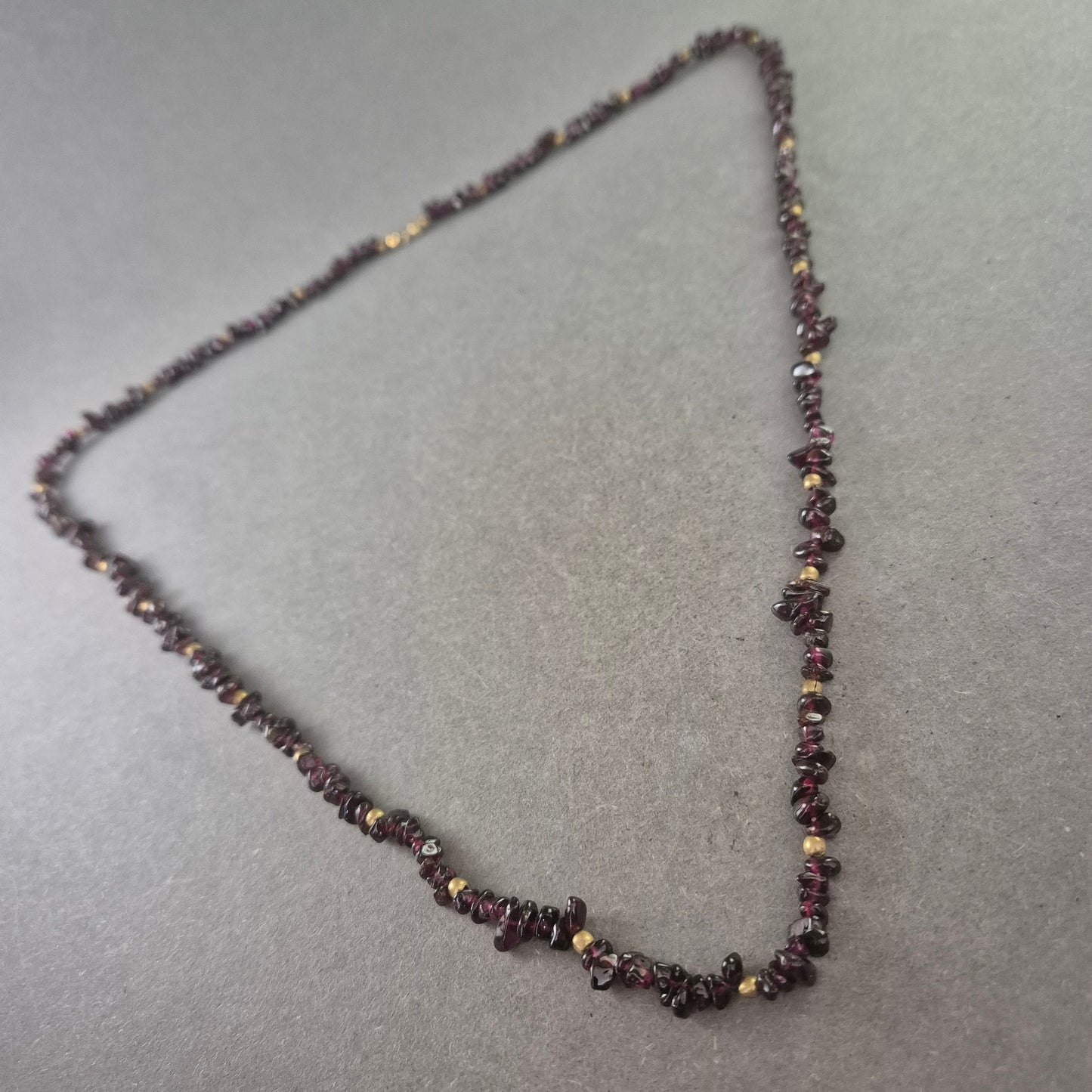 Damen Kette mit Granatsteinchen – Eleganter Naturstein Schmuck