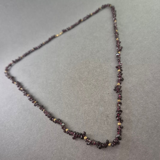 Damen Kette mit Granatsteinchen – Eleganter Naturstein Schmuck