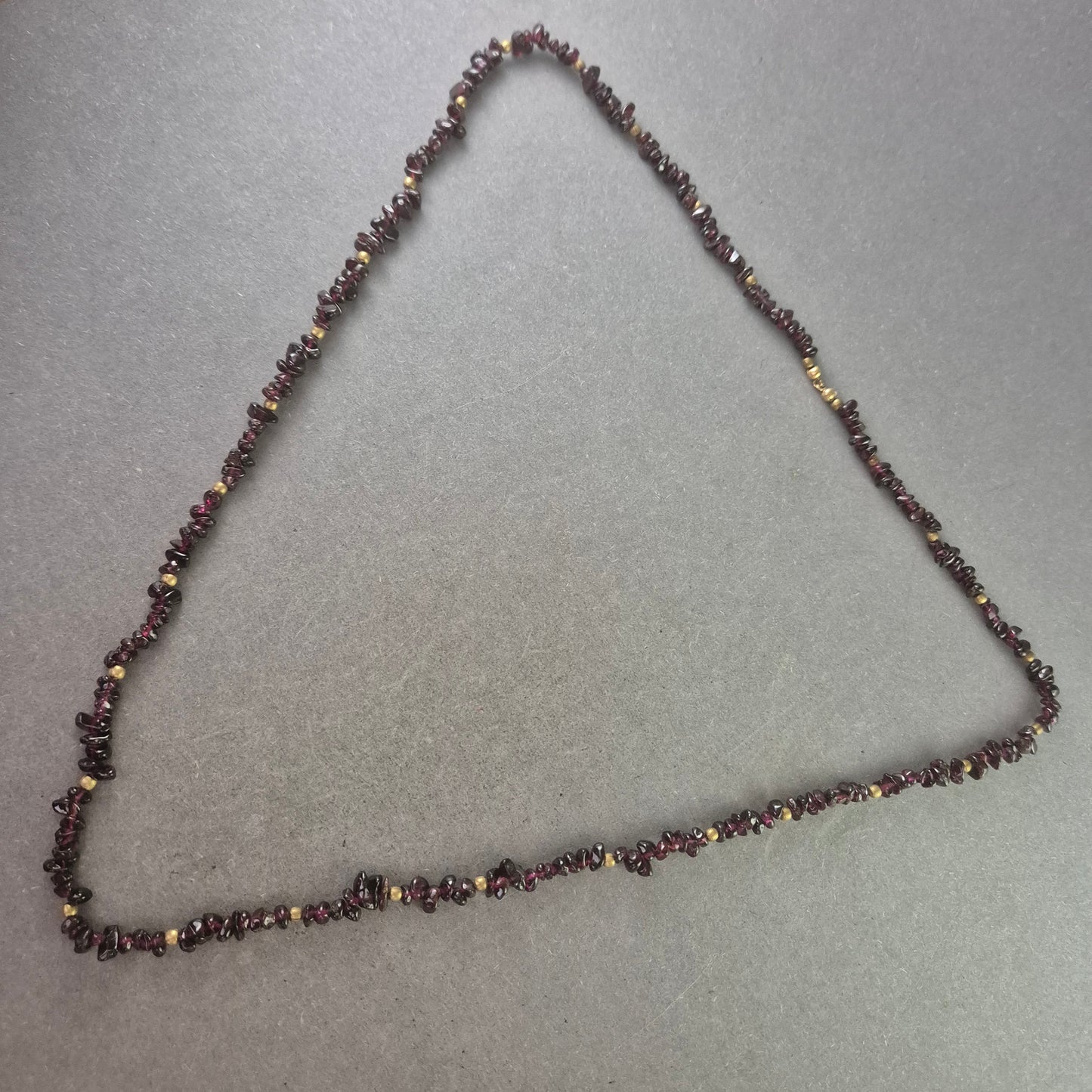 Damen Kette mit Granatsteinchen – Eleganter Naturstein Schmuck