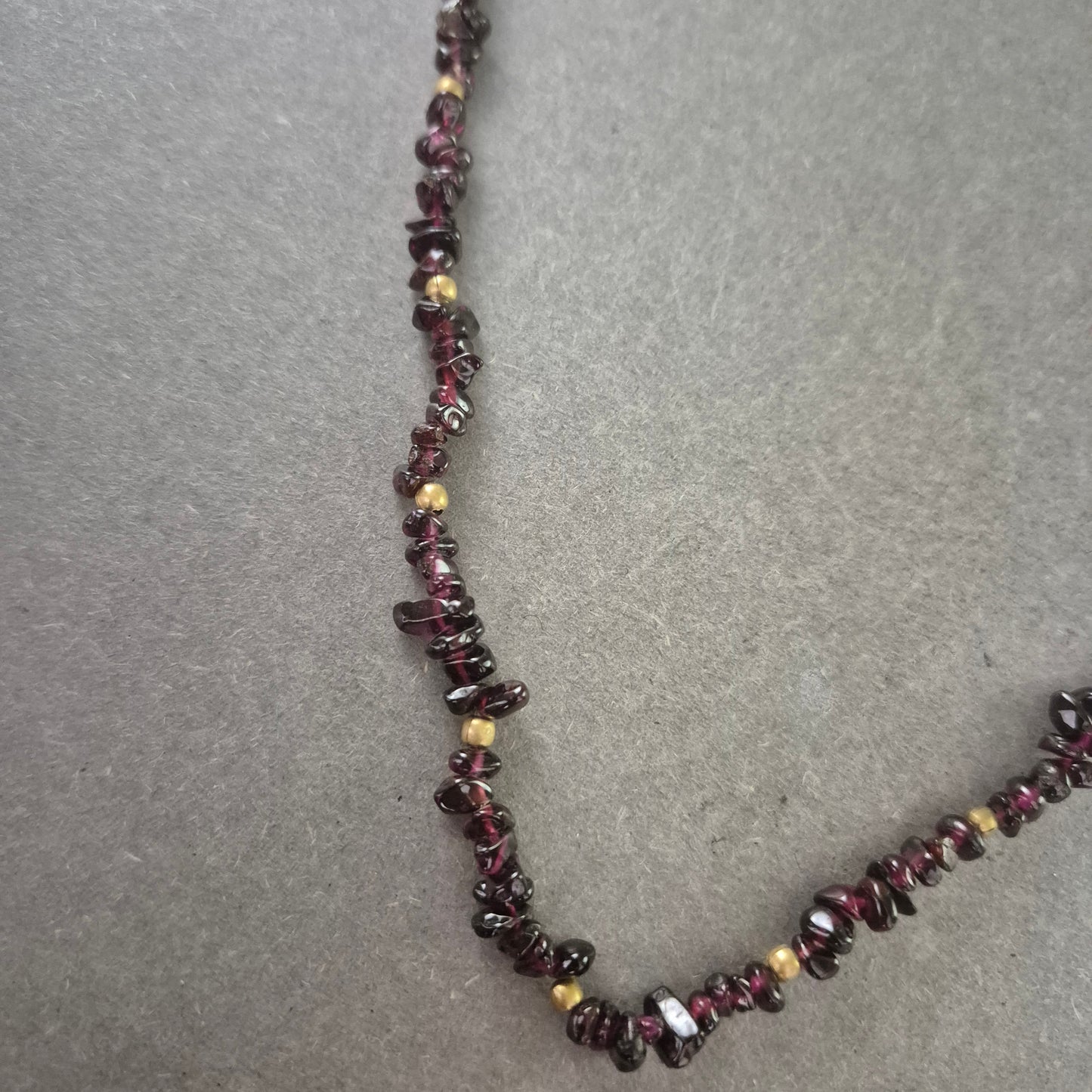 Damen Kette mit Granatsteinchen – Eleganter Naturstein Schmuck